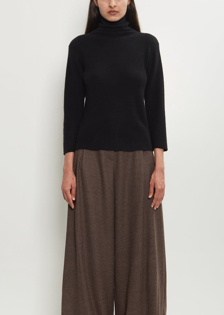 Cashmere Basic T-Neck Fitted Sweater — Black