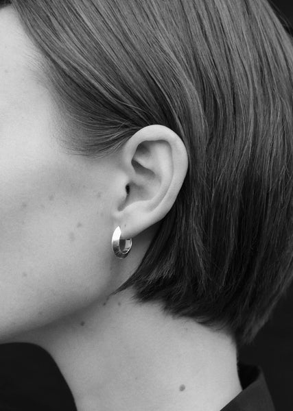 SOPHIE BUHAI　Small Ada Hoops Tiny Essential Hoops | Sophie Buhai