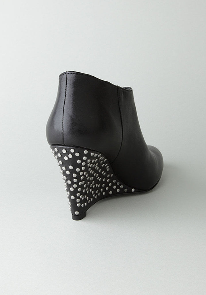 Studded Wedge