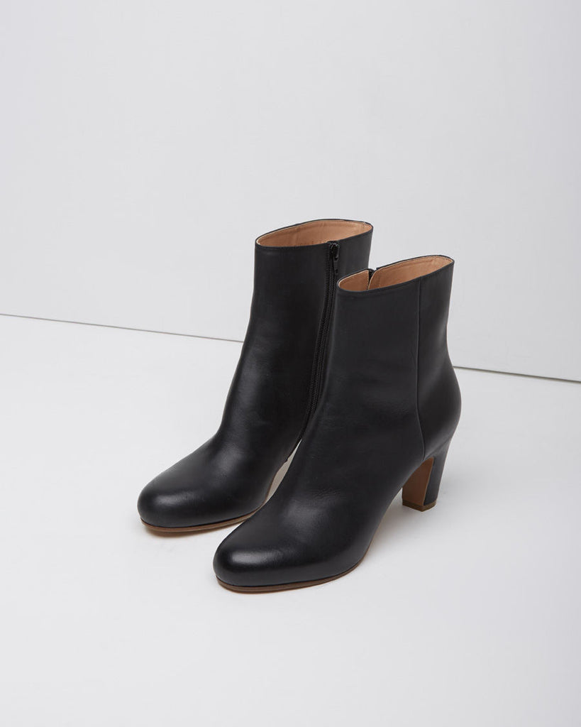 Curved-Heel Boot