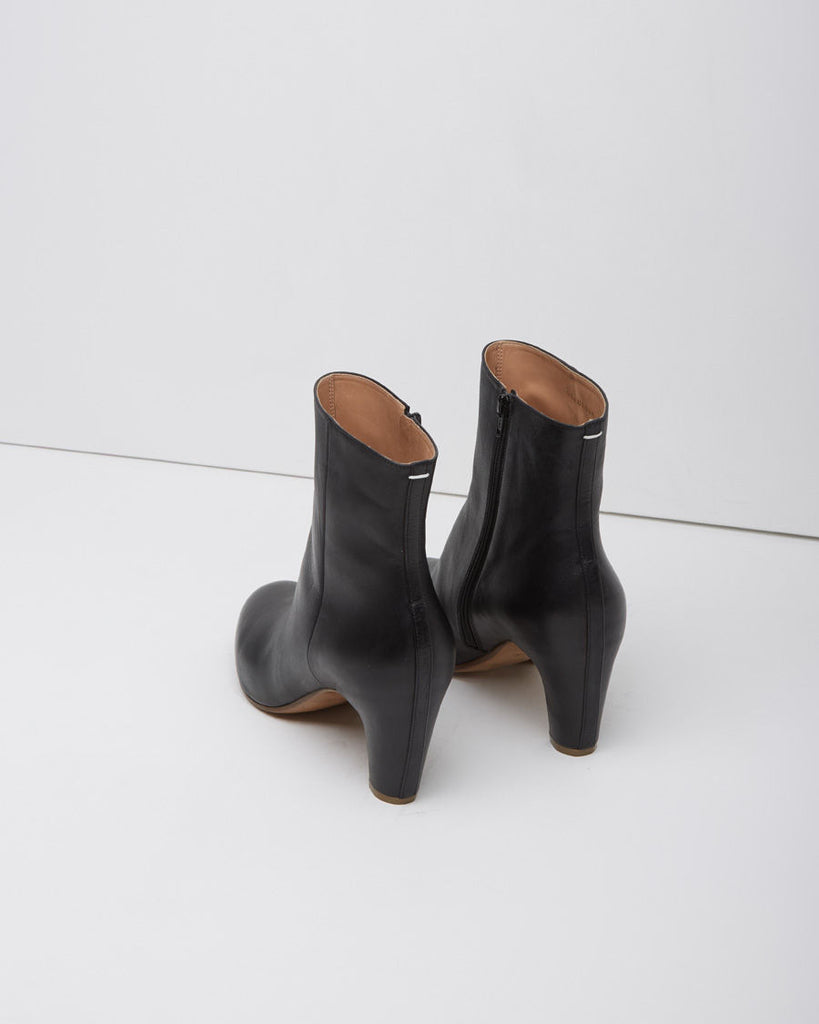 Curved-Heel Boot