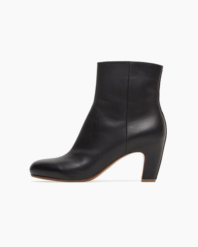 Curved-Heel Boot