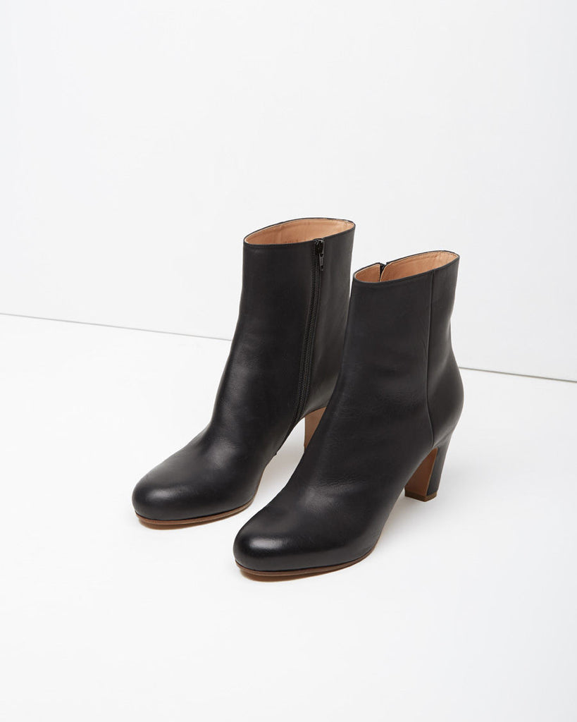 Curved-Heel Boot