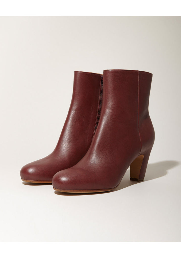 Curved-Heel Boot