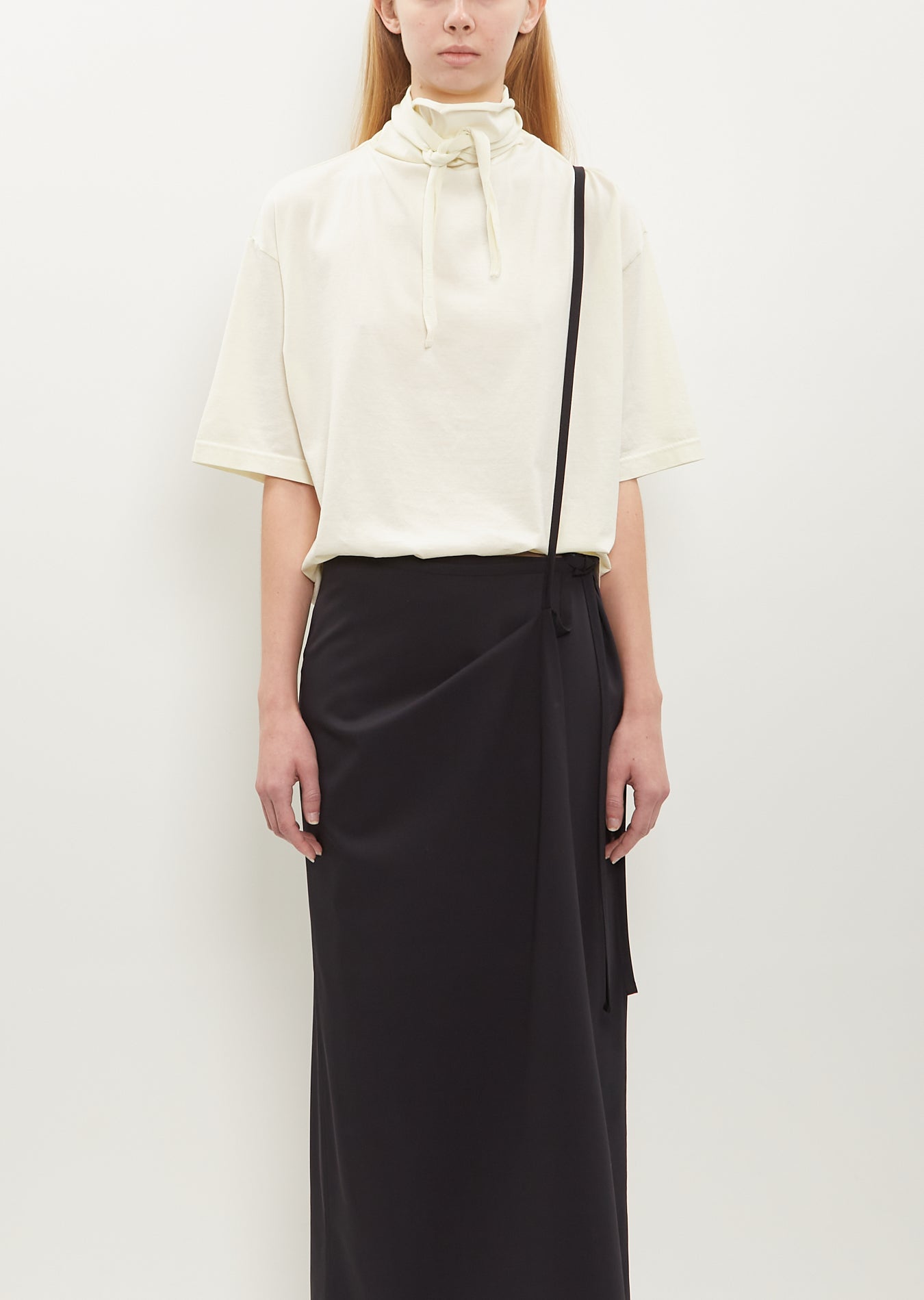 【Lemaire】 Foulard tie-neckコットンジャージTシャツ Foulard tie-neck cotton jersey T-shirt in white - Lemaire