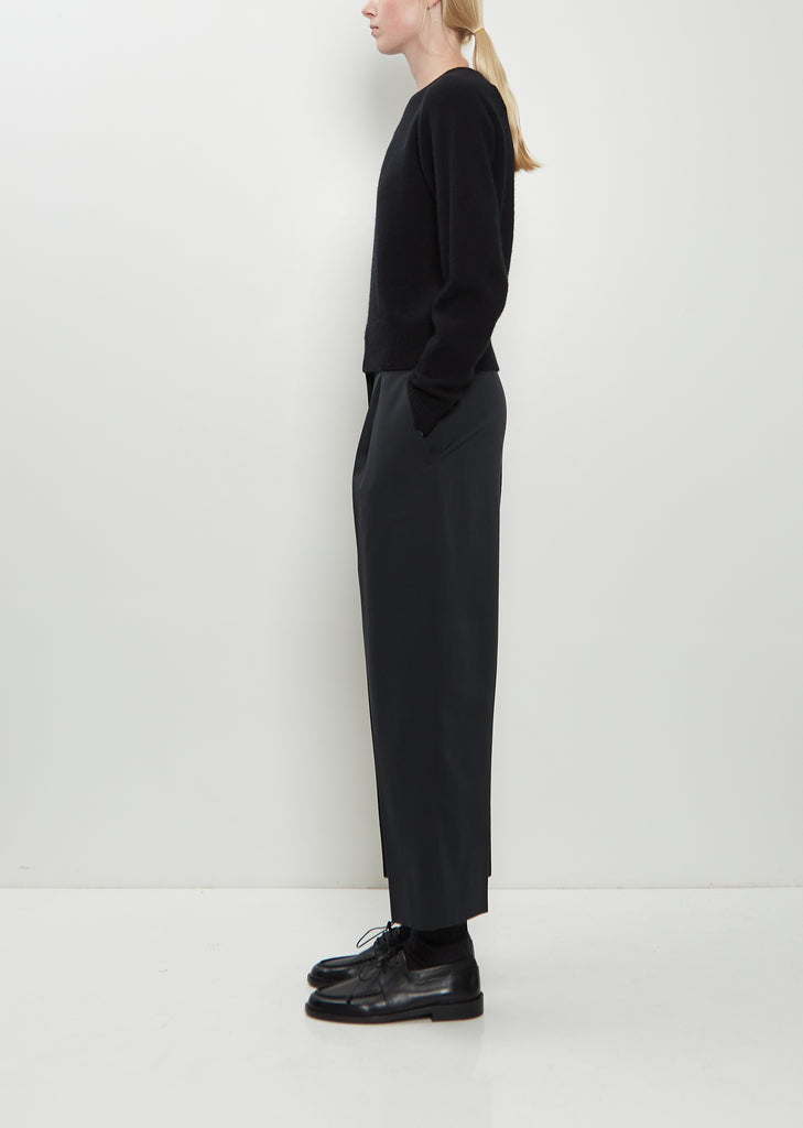 Classic Crew Neck Cashmere Sweater — Black