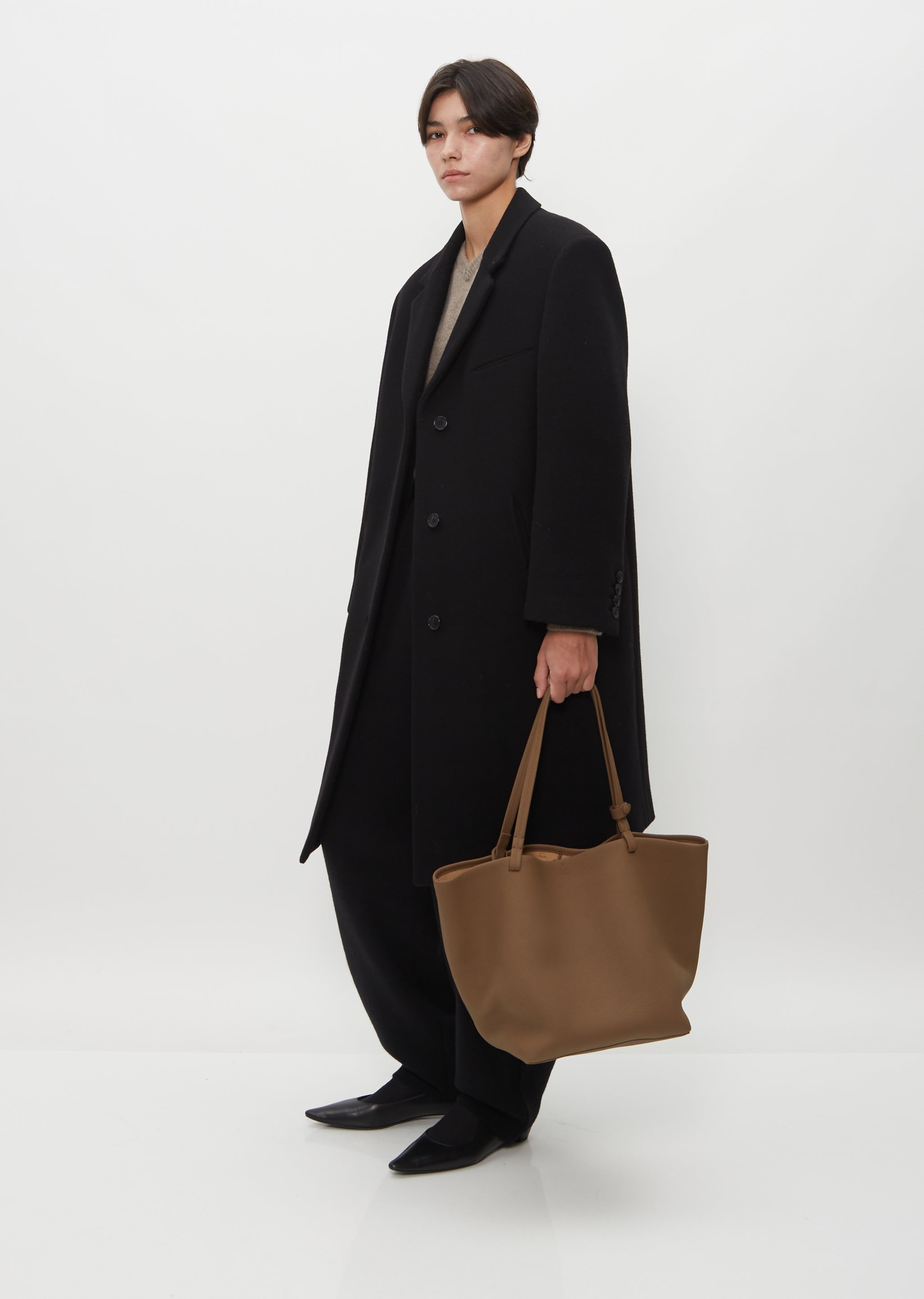 どんなコーデにも♪【THE ROW】Park Tote Three レザーバッグ ワントーンコーデに【THE ROW】Park Tote Three Bag in Leather