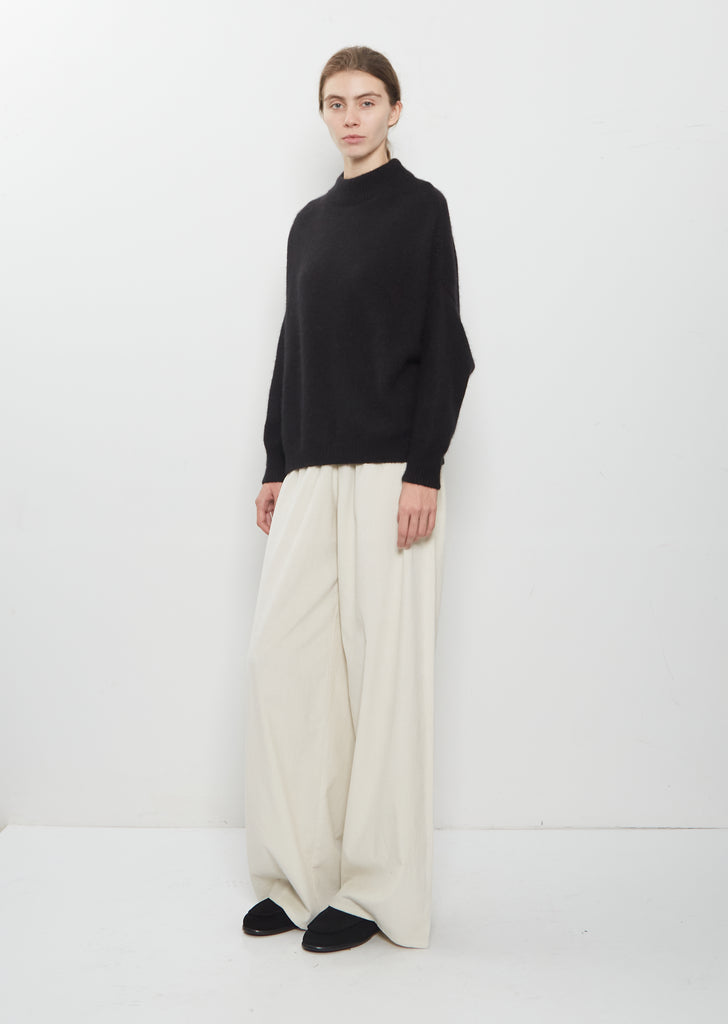 Classic Round Neck Sweater - Black