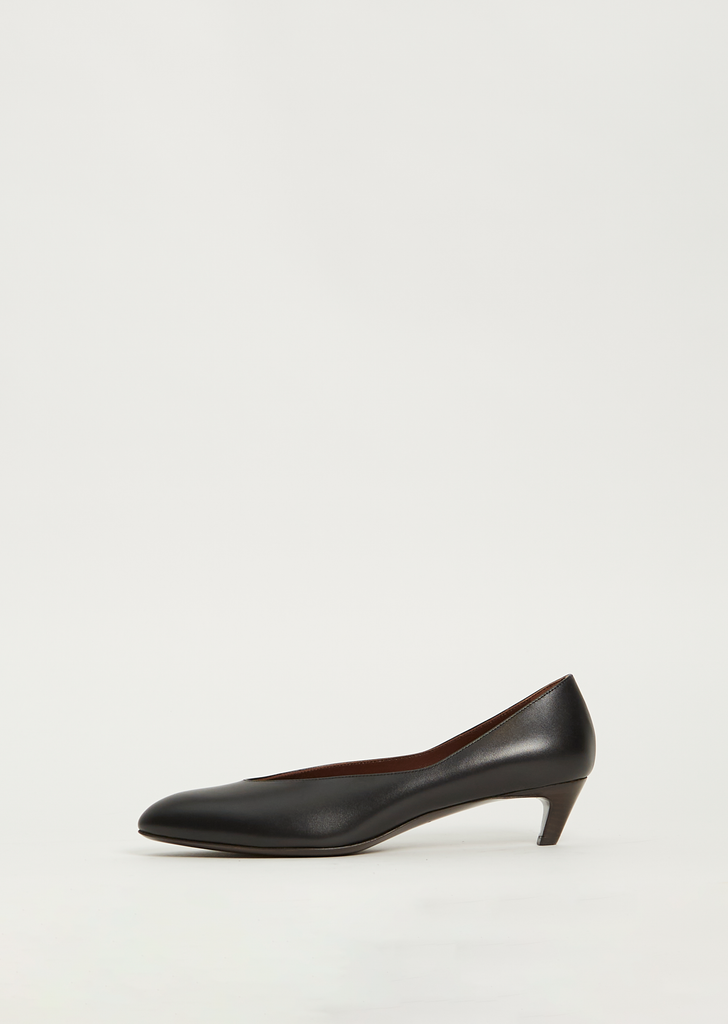The Row Almond Leather Pumps In Black