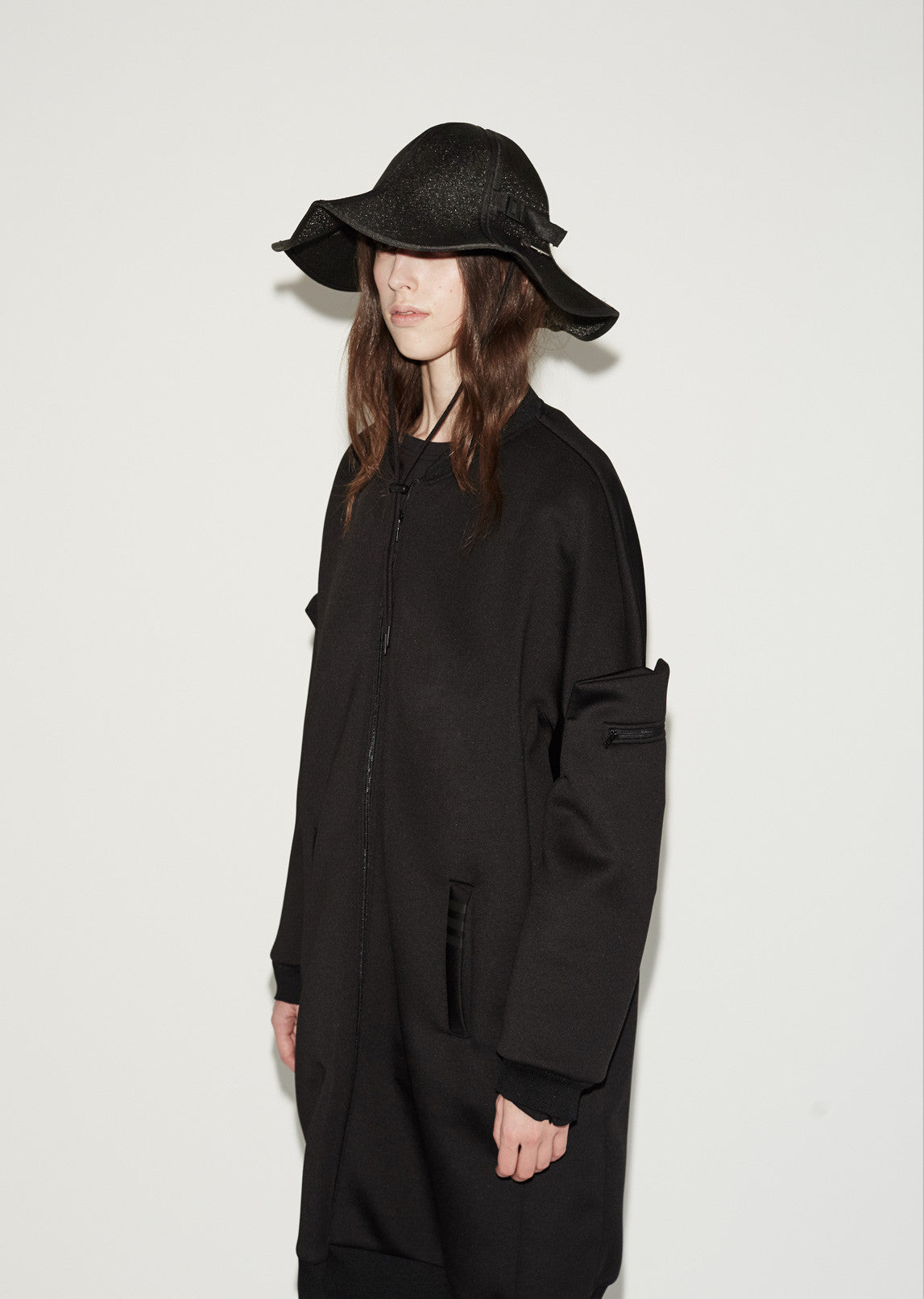 SM CHELSEA ROUND BUCKET Black Bucket Purse by KURT GEIGER LONDON