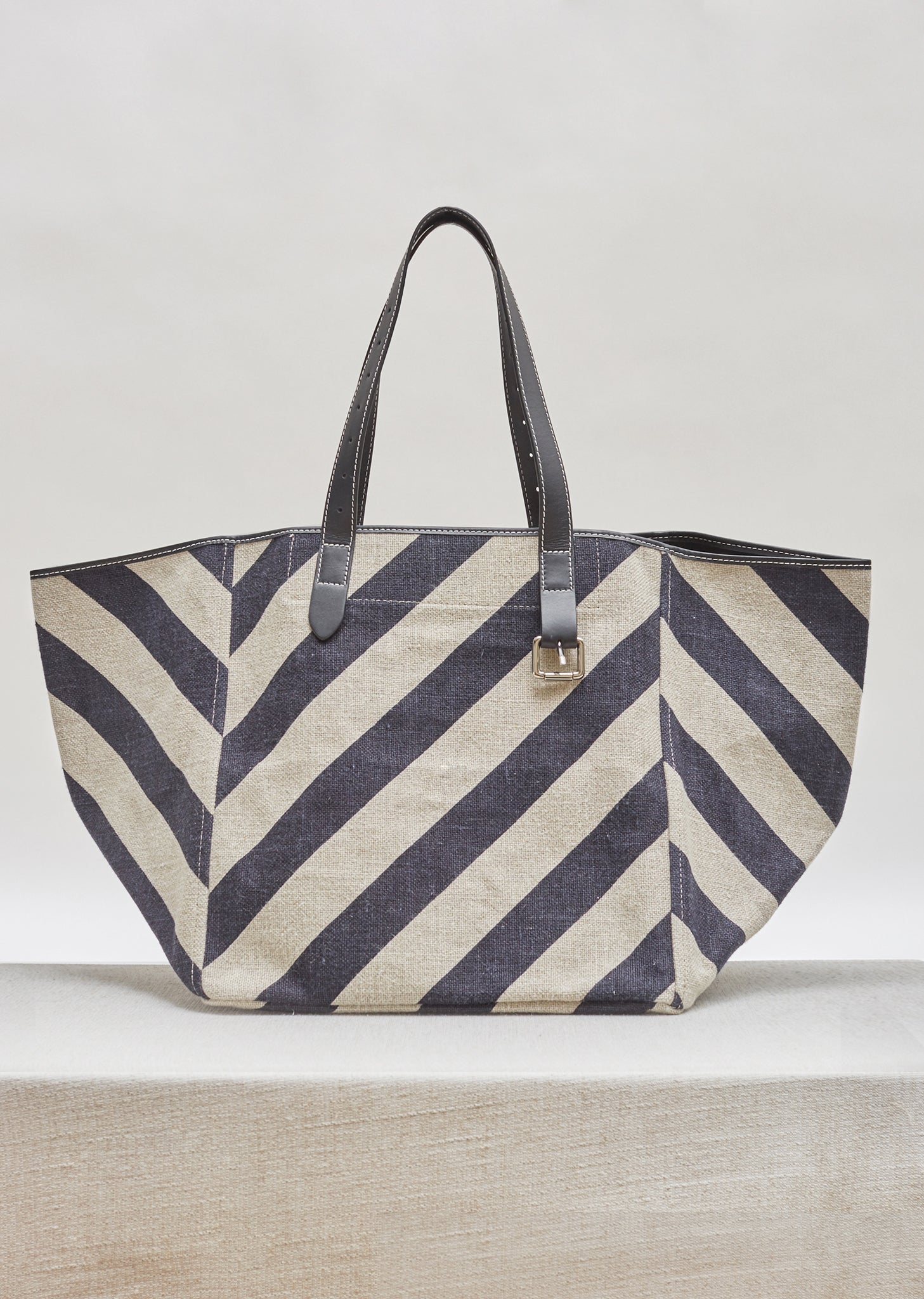 【関税込み】Belt Tote Bag - J.W. Anderson - Leather - White J.W.Anderson Belt Tote Bag - Leather - White White | Tote