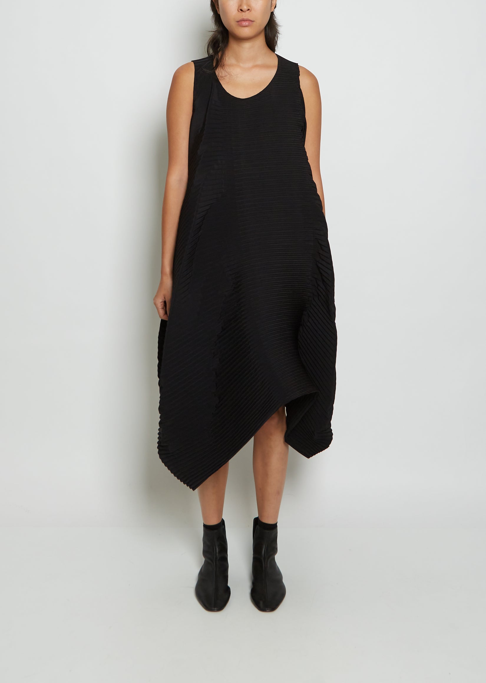 Leaf Pleats Polyester Dress Black La Garonne Leaf Pleats Polyester Dress Black La Garonne