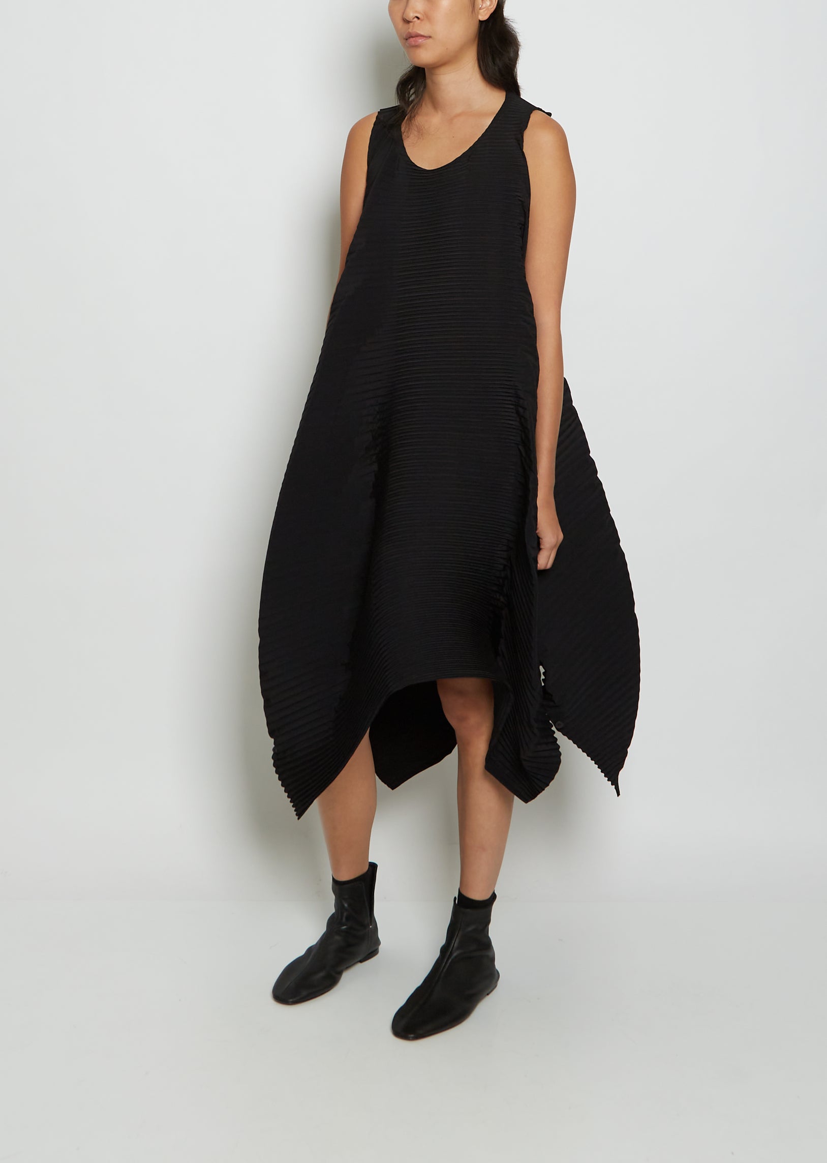 Leaf Pleats Polyester Dress Black La Garonne Leaf Pleats Polyester Dress Black La Garonne