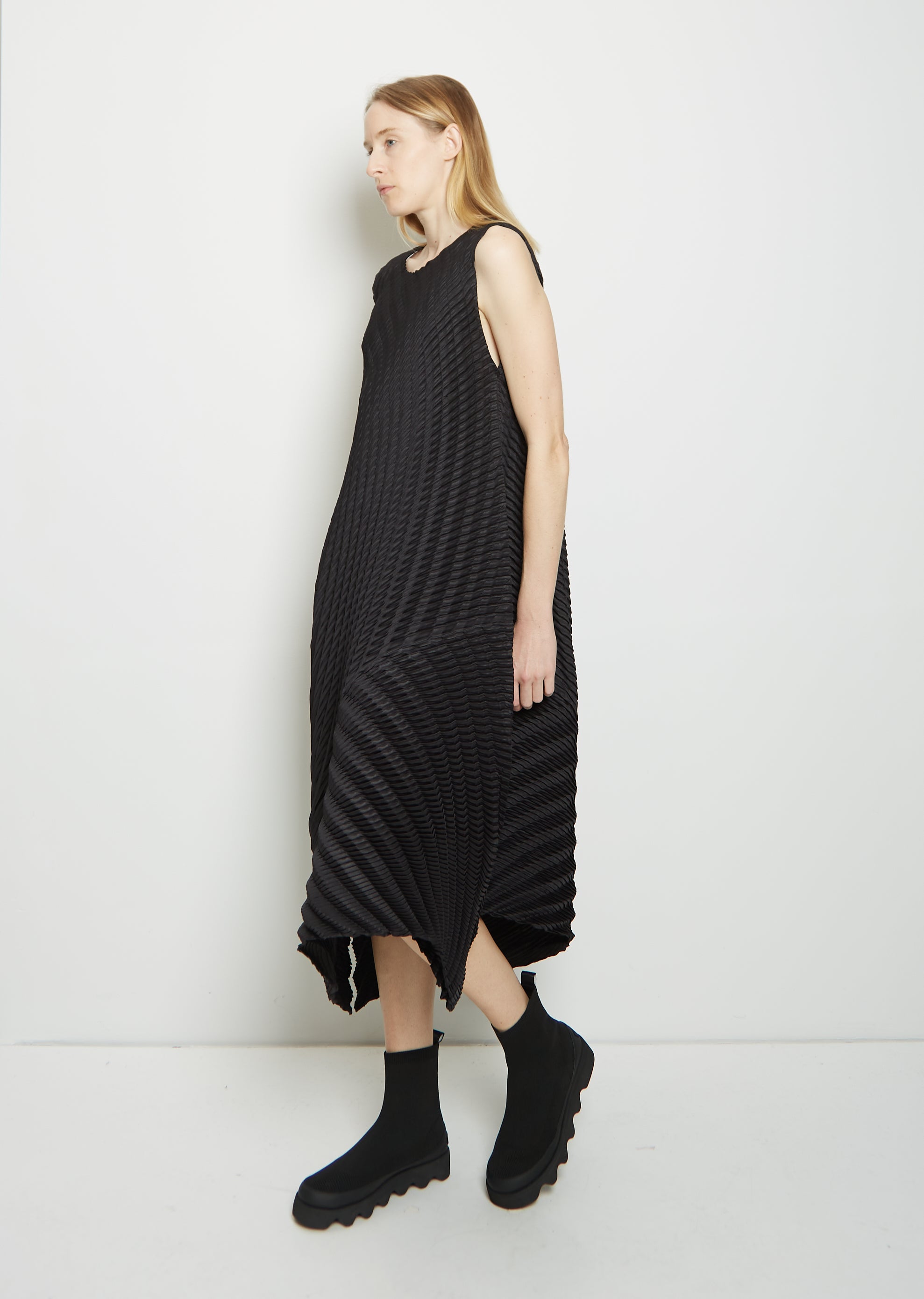 Gem Pleats Dress – La Garçonne Gem Pleats Dress – La Garçonne