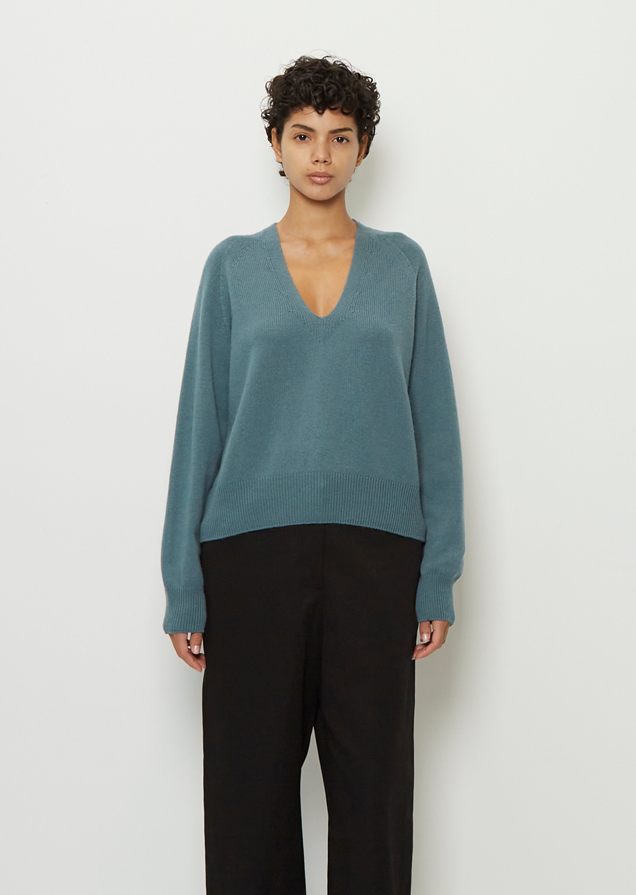 Cashmere Cropped V Neck — Marine – La Garçonne