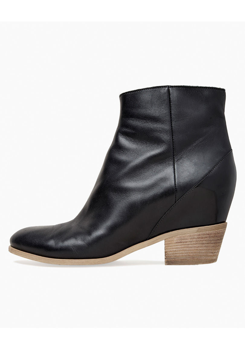 Hidden-Wedge Ankle Boot – La Garçonne